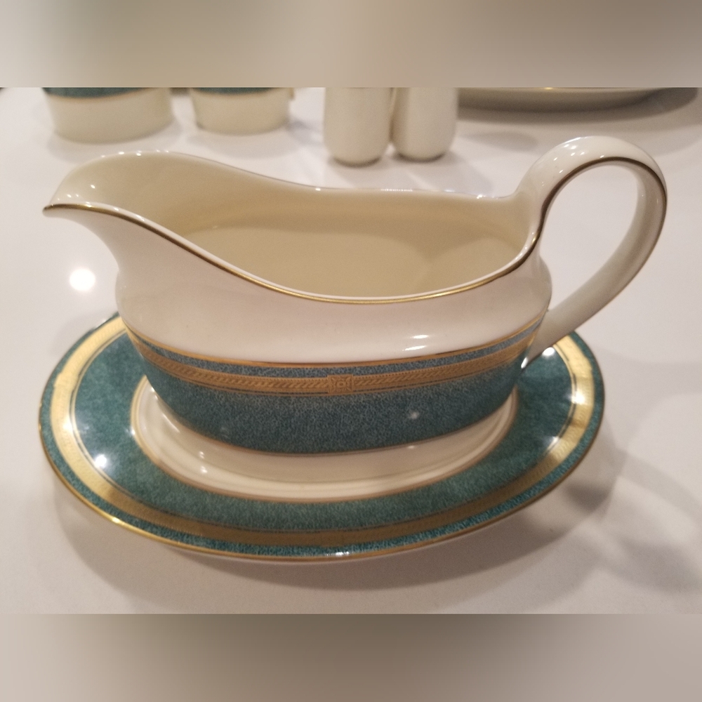 Oscar De La Renta Gravy Dish And Plate